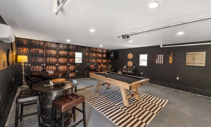 Columbus Casa | The Barrel House I Hot Tub I Theme Room