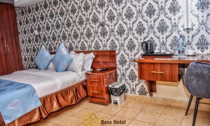 Ngelani Cama Y Desayuno | The Base Hotel