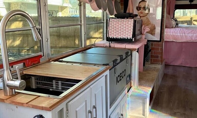 Helotes Apartamento | The Basic B: School Bus Tiny Home!