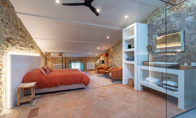 Bivio Lugnano Cama Y Desayuno | The Bathroom is Integrated Into the Bedroom