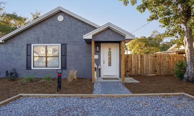 Panama City Casa | The Bay House - Pet Friendly! Basketball court, firepit - Walk to the Bay!