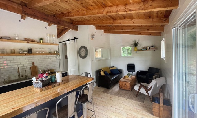 Frontenac Cabaña | The Bay Stay! Fully Renovated Off-Grid Waterfront Cottage on Burridge Lake