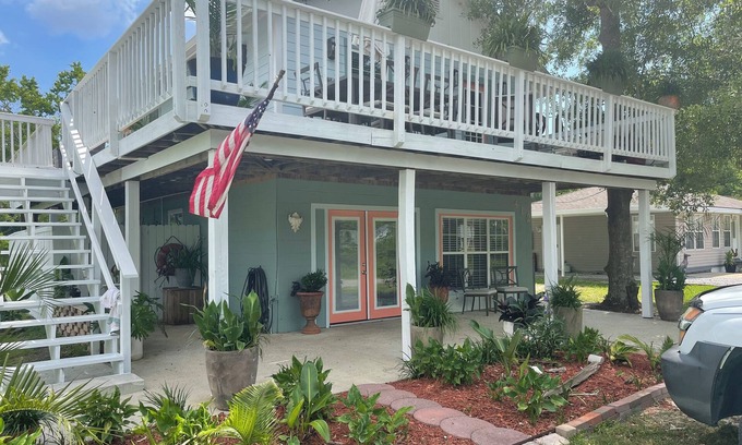 Waveland Cabaña | The Baycation Beach House, 10 min. Walk to Waveland Pier.2 blocks to Coleman Ave