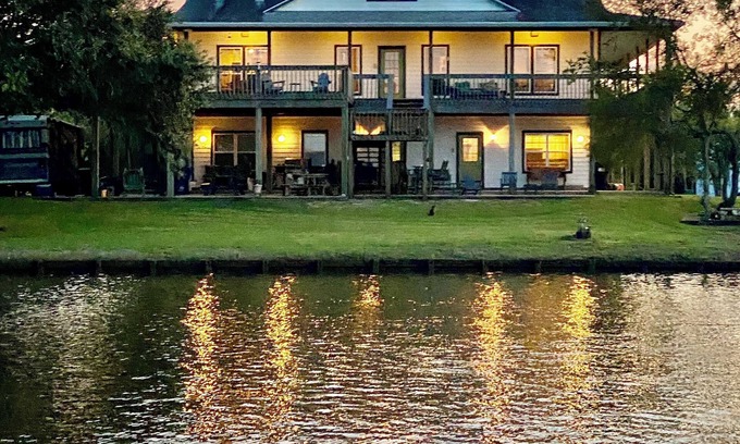 Texas Gulf Coast Region Casa | Relax with the entire family at this beautiful waterfront home