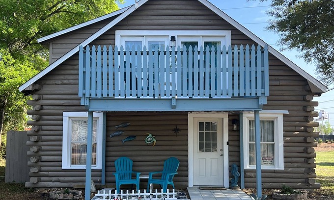 Gulf Breeze Cabina | The Beach Cabin - 15 minutes from Navarre/Pensacola Beach Public Access!