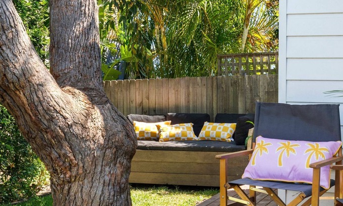Freshwater Apartamento | The Beach Cabin - enchanting holiday studio apartment nestled in Freshwater