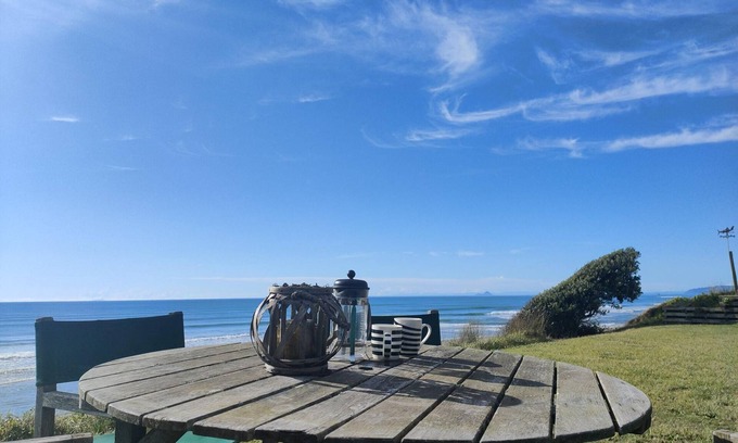 Pukehina Casa | The Beach Cottage - Spacious Family Holiday home with Sleepout