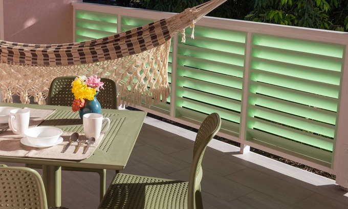 Runaway Bay Apartamento | The beach, golf, everything close to our breezy, quiet, comfortable apartments.