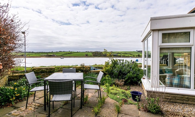 Alnmouth Cabaña | THE BEACH HOUSE, ALNMOUTH, pet friendly, with a garden in Alnmouth
