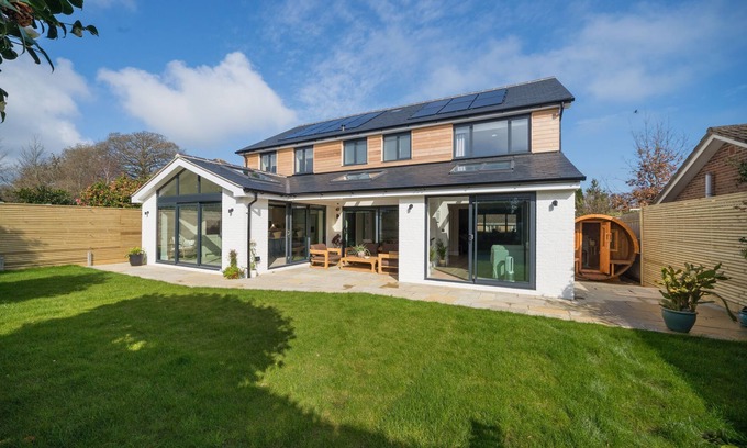 Bembridge Casa | The Beach House - sleeps 8 guests in 4 bedrooms