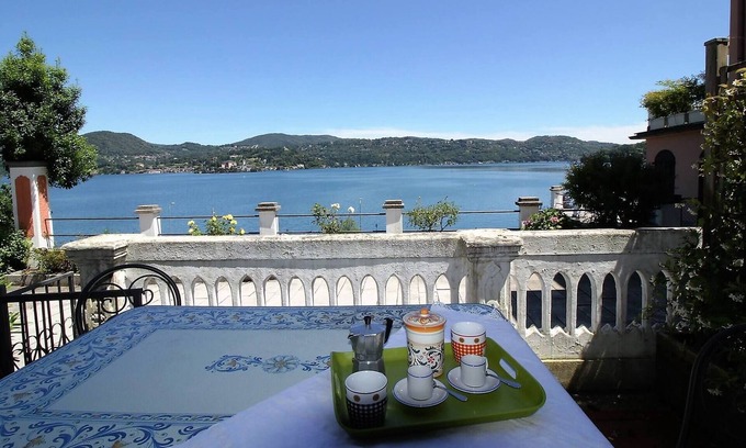 Pella Apartamento | ¡Apartamento independiente de la playa con vistas al lago!