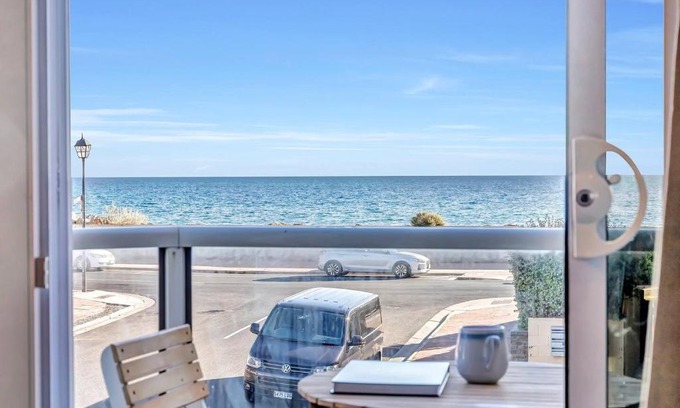 Glenelg South Apartamento | The Beach Pad - Breezy Bohemian Oceanfront Oasis