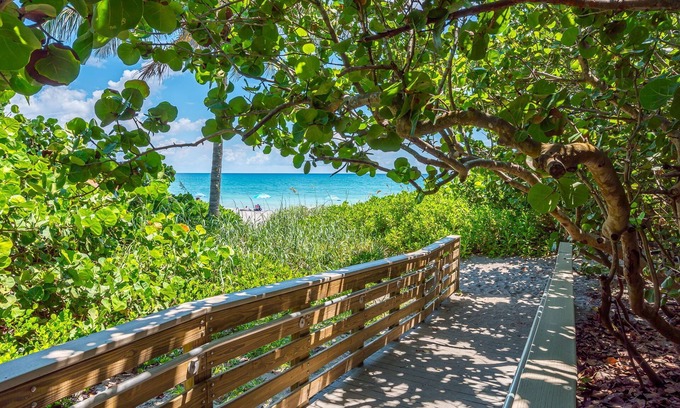 Juno Beach Condominio | The Beach Villa in Juno! 3-Steps to the Beach