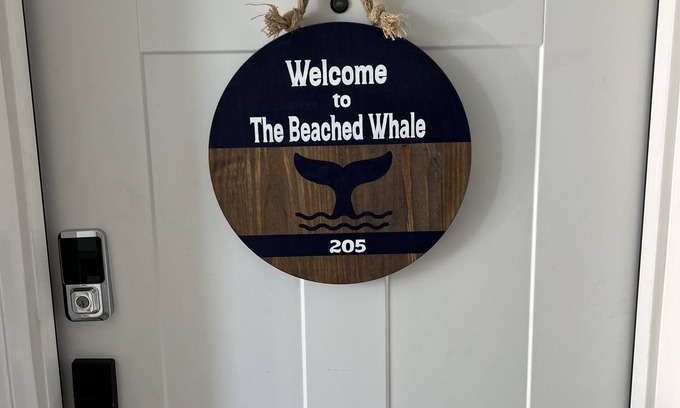 Issue Condominio | The Beached Whale! 2-bedroom condo with seasonal pool access in Colonial Beach
