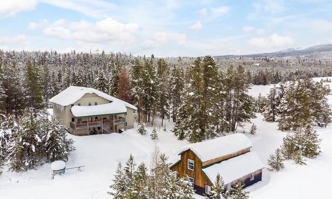 Island Park Cabina | The Bear Den Bundle-12Br-10Ba-Sleeps 42-BBQ-FirePit-Hot tub-20m 2 YNP-Extra Parking-Mountainviews