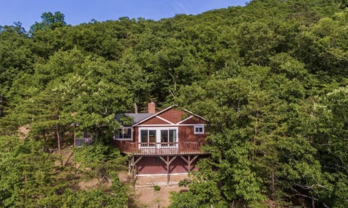 Fishers Hill Cabina | The Bear Den - Mountain Cabin w/ Spectacular Views