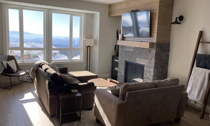 Snow Pine Estates Casa | The Bear House - Ski In/Out with Hot Tub + Private Garage!