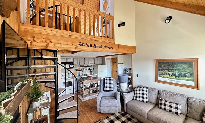 Davis Cabina | The Bear Lair-Cozy Retreat-Close to 2 Ski Resorts-Central Heating and AC