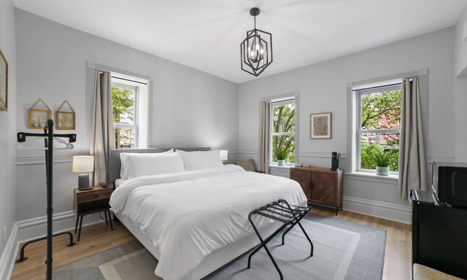 St. Charles Apartamento | The Bear Suite at Divine Otter