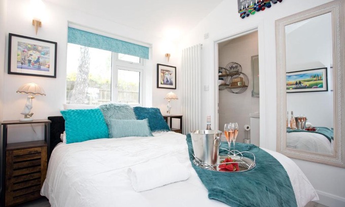 Ringwood Casa | The Bearded Goat Den - A rural retreat at this modern holiday cottage