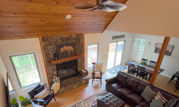 Chestnut Springs Cabina | The Bear’s Den at Wintergreen- 4 bedroom
