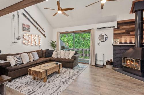 Village at Camelback Casa | The Bears Den by AvantStay Prime Location Renovated w Movie Game Room