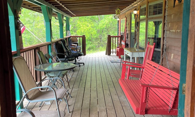 Newport Cabina | The Bears Den is a quiet cabin 30 miles from Gatlinburg and Pigeon Forge, TN.