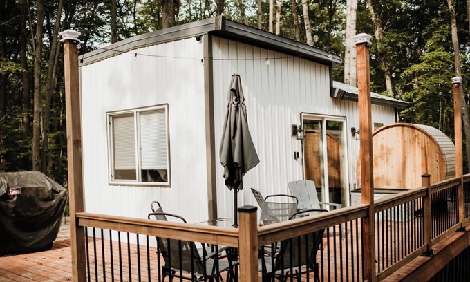 Randall Cabina | “The Beatnik nook” - tiny cabin in the woods - sauna, outdoor tub!