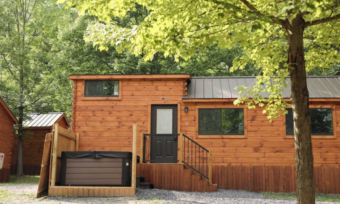 Mingoville Cabina | The Bellefonte Campground presents: Tiny Home | 2 Bedroom with HOT TUB