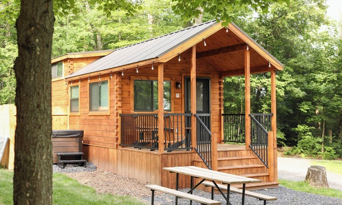 Mingoville Cabina | The Bellefonte Campground presents: Tiny Home | 1 Bedroom with HOT TUB