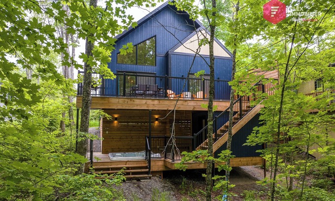 Pont-Rouge Chalet De Esquí | The Bellevue in Portneuf / Private SPA, 65” TV, Sonos, Pool, Sauna, Billiards