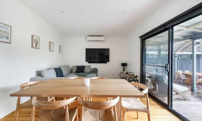 Richmond North Cabaña | The Bennett Cottage Charm in Richmonds Heart