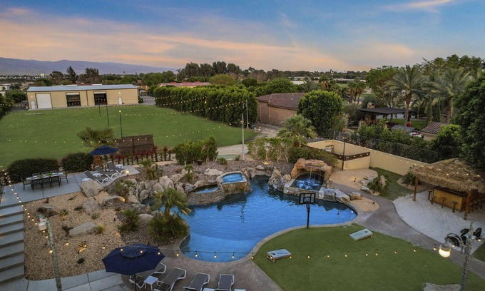 Bermuda Dunes Casa | The Bentley Estate: Karaoke, Grotto, Sauna, Putting Green, BBQ!
