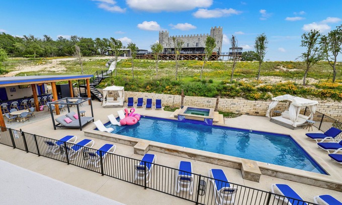 Johnson City Hotel | The Bentley Hotel - Coco Chanel Room - Pool View