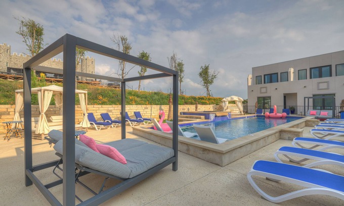 Johnson City Hotel | The Bentley Hotel - Palm Room - Hill Country View