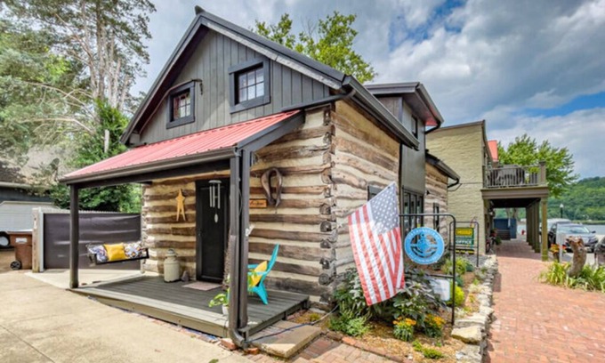 Milford Cabina | La cabaña en 112 Main Street Augusta: Retiro de río rústico