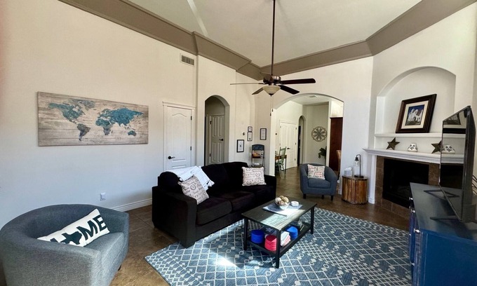 Biggs Field Casa | The Best Home for Families-Dogs/Gated Community w/Security/Pool & Many Amenities