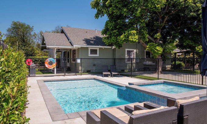 Southwest Anaheim Casa | The Best House. 1 mile to Disneyland with a pool, hot tub, and game room.