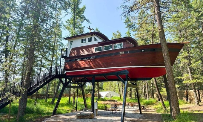 Whitefish Cabina | The Beverly Boat at Montana Treehouse Retreat