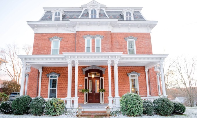 Mercer Casa | "The Big Brickhouse" - Entire House Rental