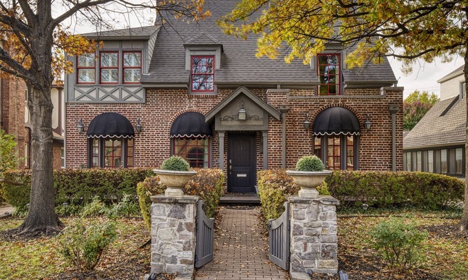 Tulsa Casa | The Big Tulsan- 8 beds, pool, game room, BBQ!
