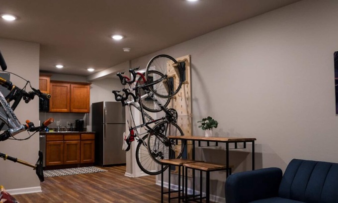 Bentonville Cabina | The Bike Inn #9, Razorback Greenway Cottage Double