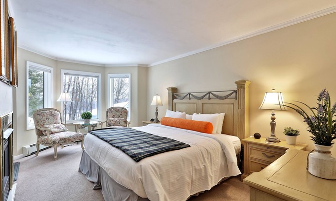 Killington Cabina | The Birch Ridge: European Room #8 - King Suite in Killington, Vermont. Hot Tub.