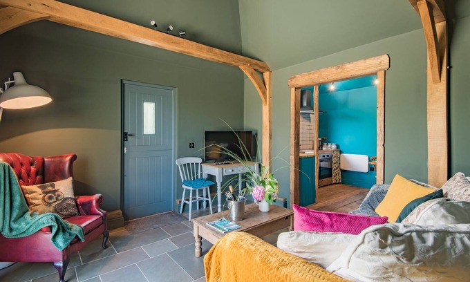 Capel-le-Ferne Cabaña | The Bird Hide - quirky, cosy lodge with hot tub - perfect romantic getaway!