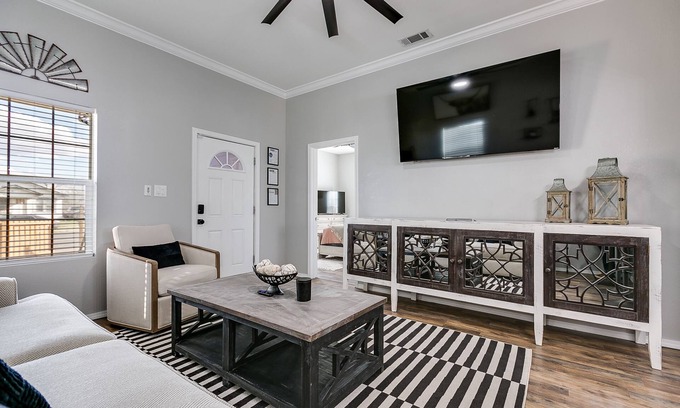 San Angelo Casa | The Bird House - 3 Bedroom Downtown Nest