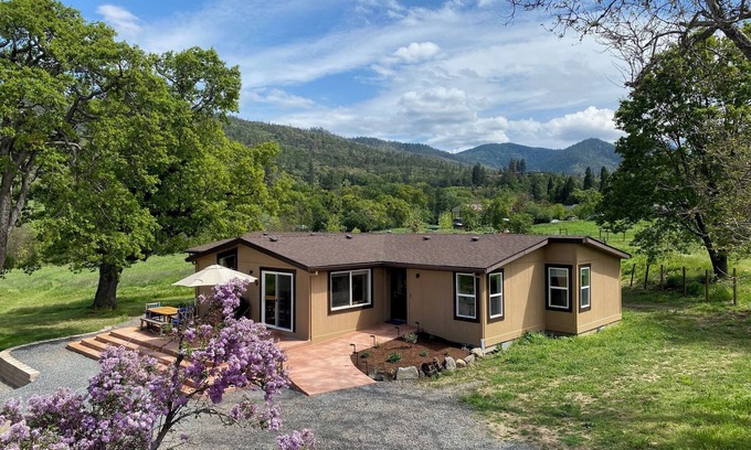 Talent Casa | The Bird House.Completely updated 4-bedroom country home in Talent. Pet-friendly