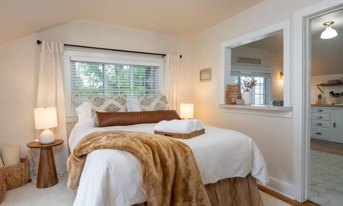 Rose Park Apartamento | The Bitterroot Bungalow, Hip Strip Cozy Suite