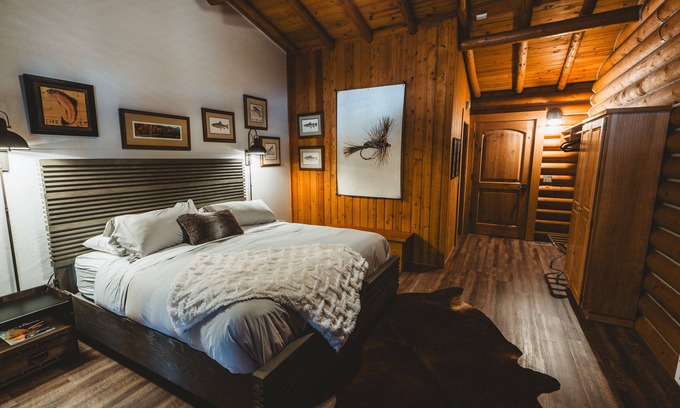 Grantsdale Cabina | The Bitterroot Mile Club Cabin Room on The Bitterroot River