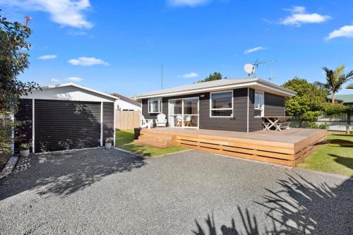 Mount Maunganui Casa | The Black Bach - Mt Maunganui Holiday Home