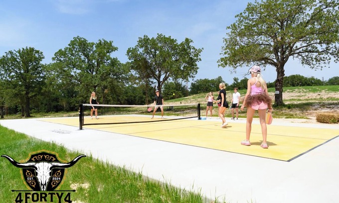 Alvord Cabina | The Black Crow | Couples’ Escape + Pickleball